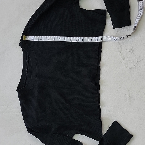 π¦RARE!π¦ BRANDY MELVILLE BLACK WAFFLE KNIT CROP LONG SLEEVE OVERSIZED T SHIRT - Picture 4 of 5